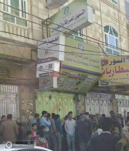 شاهد بالصورة: محل الصرافة الذي اقتحمه مسلحون وقتلوا مالكه في شارع الرباط بصنعاء