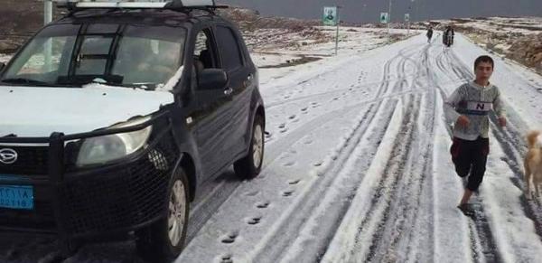 شاهد بالصور.. الثلوج تكسو طريق ومدينة كوكبان اليمنية بسبب البرودة