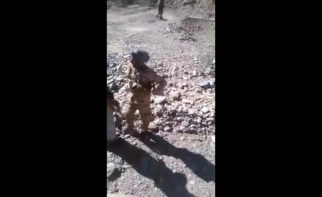 شاهد لحظة تسليم مجموعة من الحوثيين أنفسهم لقوات الجيش والمقاومة بين شبوة والبيضاء