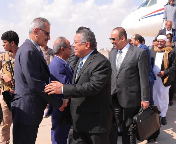 من هو نجل الرئيس الأسبق الذي استقبل «بن دغر» في مطار عدن؟ (صور)