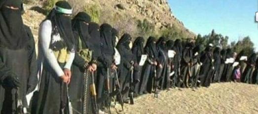 شاهد صورة مثيرة لنساء حوثيات ..ماذا يفعلن في الجبال ؟؟
