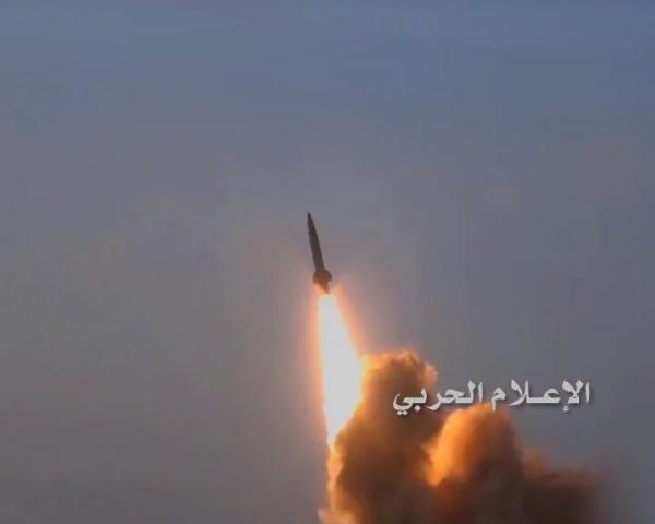 الحوثيون يعلنون إطلاق صاروخ باليستي على السعودية.. والاخيرة ترد!