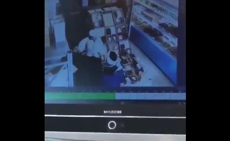 شاهد فيديو.. سعوديون يعتدون على عامل اجنبي (بائع تمور) بطريقة وحشية