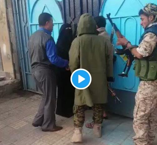 شاهد بنفسك.. الحوثيون يضربون النساء.. اثر محاولتهم الدخول إلى مدارس المجد للفتيات بصنعاء
