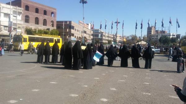 شاهد صور.. اول حظور للزينبيات إلى ميدان التحرير وتطويق المتظاهرات
