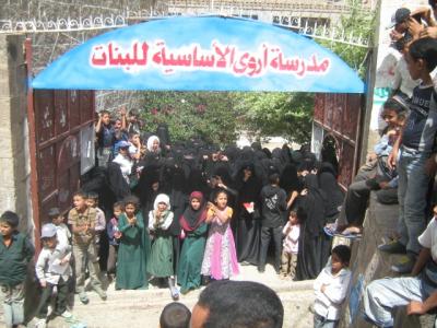 إب..جبلة ..طالبات مدرسة أروى للبنات ينفذن وقفة احتجاجية للمطالبة بإقالة المديرة والمديرة تقتحم المدرسة مع نافذين وتغلقها