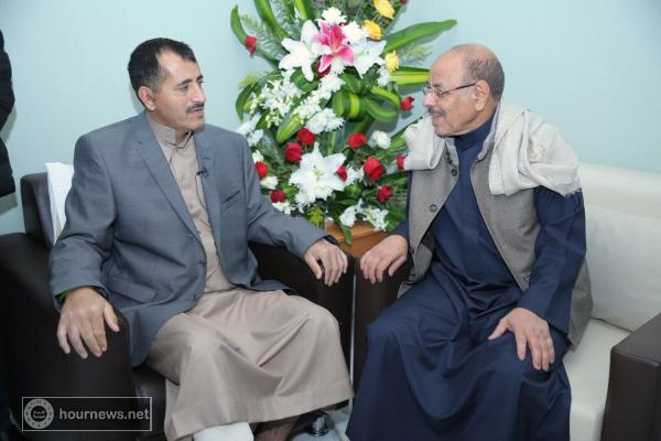 علي محسن يقوم بزيارة خاطفة لرئيس الاركان.. شاهد كيف ظهر «العقيلي» والغرض من الزيارة !