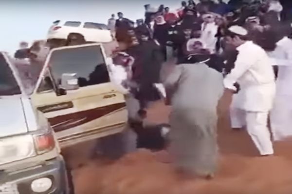 مضاربة عنيفة وطعن بالسكاكين .. شاهد (فيديو)