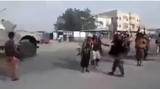 شاهد بالفيديو: ماذا فعلت هذه القوات الجنوبية بعد دخولها مباشرة إلى مديرية حيس بالحديدة !