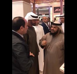 مواطن إماراتي داخل أحد المولات يوقف السيسي أمام محمد بن زايد... شاهد ماذا قال له (فيديو)