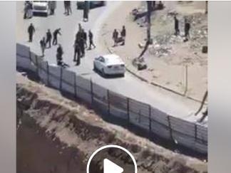 شاهد شخص يفجر قنبلة على نفسه قبل إلقاء القبض عليه من قبل قوات الأمن