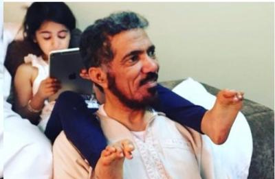 أول زيارة تقوم بها عائلة العودة له بعد شهور من الاعتقال ونجله يعلق
