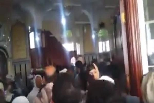 خطيب حوثي بصنعاء يتعرض للطرد والإهانة من على المنبر.. بعد أن طلب من المصلين هذا الطلب ! (فيديو)