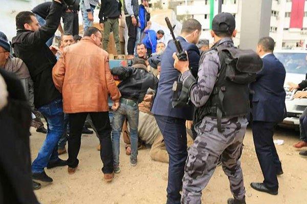 قطر تتعرض لصفعة جديدة: فيديو يوثق لحظة الاعتداء بالأحذية على المندوب القطري بغزة
