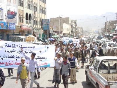 إب..القاعدة...مسيرة حاشدة احتجاجا على الإنطفاءات الكهربائية وللمطالبة بتحسين خدمات المجاري والنظافة