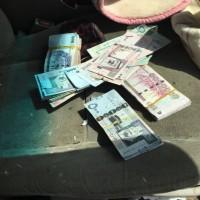 السلطات السعودية تقبض على مغترب يمني برفقة زوجته وأولاده، وتصادر نصف مليون ريال سعودي كانت معه.. والسبب! (صور)