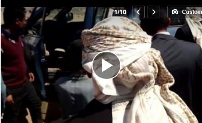 طفلة صغيرة بصنعاء بكائها يقطع القلب .. تعرف على قصتها ولماذا تم أخذها من امها بالقوة (فيديو)