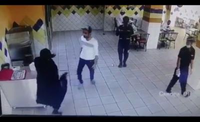 فتاة سعودية تحول مطعم بجدة إلى حلبة مصارعة .. وتسدد لشخص ركلات طائرة (فيديو)