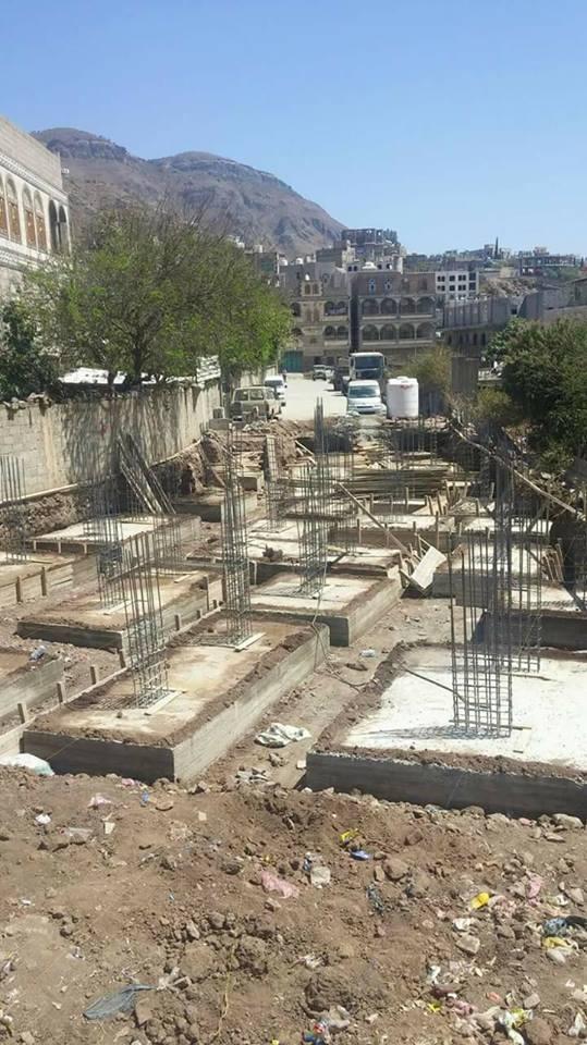في ظل حكومة الحوثيين.. شيخ يبني منزله وسط الشارع العام في إب (صور)
