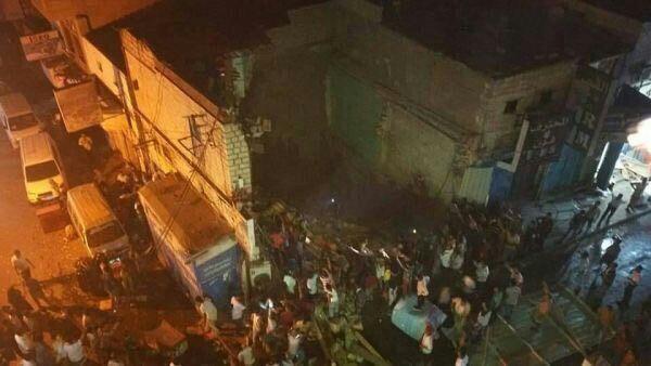 عدن: انهيار عمارة سكنية على رؤوس ساكنيها في كريتر (صور)