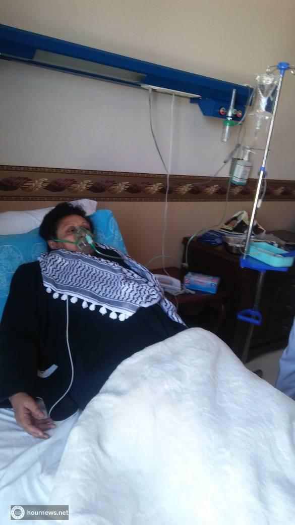 أول صورة للقيادية فائقة السيد بعد نقلها إلى طوارئ المستشفى جراء اعتداء الحوثيين عليها
