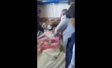  التاجر يحيى الحباري يزور فائقة السيد ويسيء إلى صالح .. وهذا ما حصل! (فيديو)