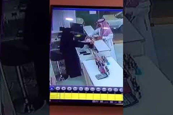 سعودي يخدع بائعة بطريقة مبتكرة ويحصل على بضاعتها "مجانا" (فيديو)