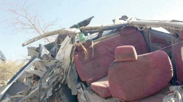 دبابة تابعة للحوثيين تدهس 12 شخصا في نقطة بالبيضاء (صورة)