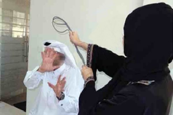 زوجة سعودي تعنفه وتشج رأسه.. مستخدمة هذه الأداة