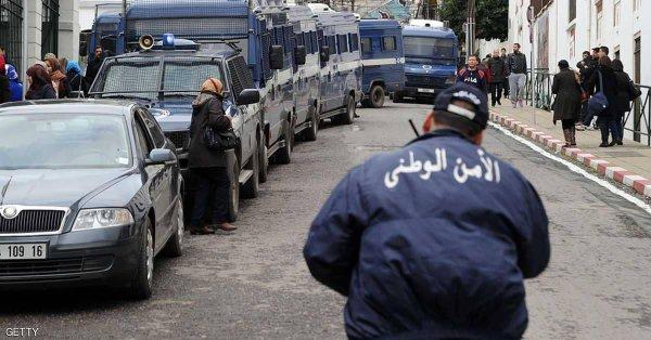 في دولة عربية: 3 نساء "يغتصبن" شابا ويجبرنه على القيام بأشياء غريبة !