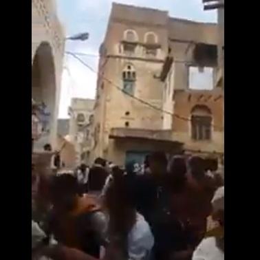 سقوط قتلى وجرحى بإطلاق الحوثيين النار على مصلين في الجامع الكبير بإب امتنعوا عن ترديد شعار الصرخة وقت الجمعة (فيديو)