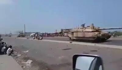 شاهد.. فيديو مفاجئ وواضح لقوات الحرس الجمهوري التي يقودها العميد طارق صالح بأسلحة نوعية من دبابات ومدافع وصواريخ