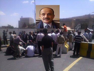وزير الاشغال غالب مطلق يهدد المحتجين ضد التوظيف العشوائي في صندوق صيانة الطرق والجسور بإيقاف مستحقاتهم وبتوعدهم بأرسالهم الي الجبهات