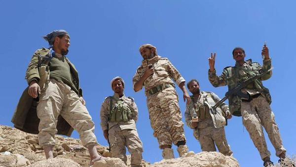 مواقع الحوثيين تتعرض للاقتحام في جبال القرحاء الاستراتيجية.. بهذه الجبهة ! (تفاصيل)
