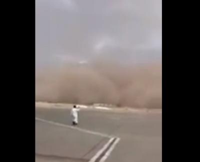 شاهد بالفيديو.. هذا ما حدث في مطار الملك خالد بالرياض قبل مغرب اليوم الخميس