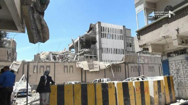 شاهد بالصور كيف اصبح مكتب رئاسة الجمهورية بالتحرير بعد استهدافه بغارتين عنيفيتين .. وانباء عن اجتماع كان يعقد داخله