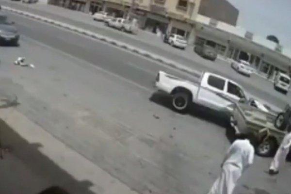 نجاة شاب سعودي من موت محقق بالطائف وكاميرة مراقبة ترصد الواقعة (شاهد)