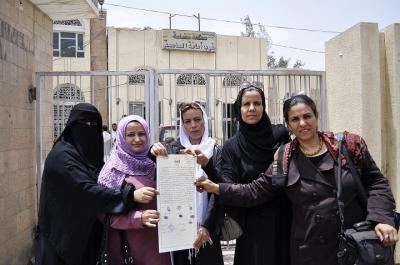 صورة: نساء صحفيات وحقوقيات يرفعن دعوى قضائية ضد الشيخ/حميد الأحمر في محكمة غرب الأمانة بتهمة سب نساء اليمن