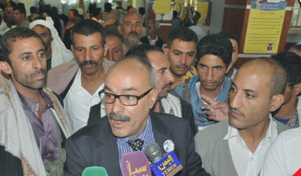 هذا ما حدث اليوم في صنعاء من قبل رجل أعمال موال للحوثيين وعضو الشورى