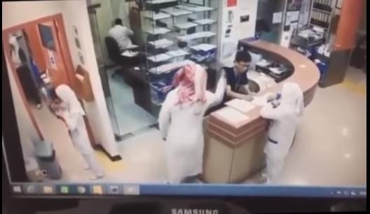 سعودي يرتكب جريمة بشعة داخل المستشفى وكاميرا المراقبة توثق جريمته (شاهد)
