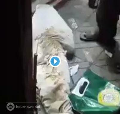 مؤلم ومحزن جداً:أب يكفن ولده بصنعاء وهو حيٌ .. لهذا السبب ! (فيديو)