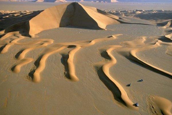 بالصور.. إعصار "مكونو" يكشف كنز "الربع الخالي" المدفون