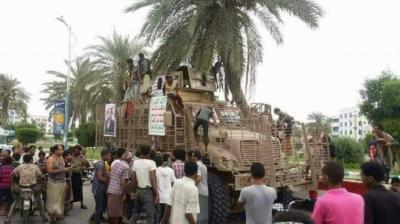 الحوثيون يتجولون بمدرعات التحالف في الحديدة (صور)