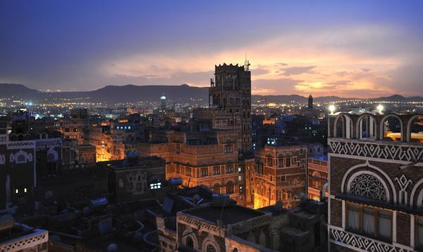 جماعة الحوثي تعترف بفصل 105 آلاف موظف حكومي وتتوعد بإسقاط 50 ألفاً آخرين