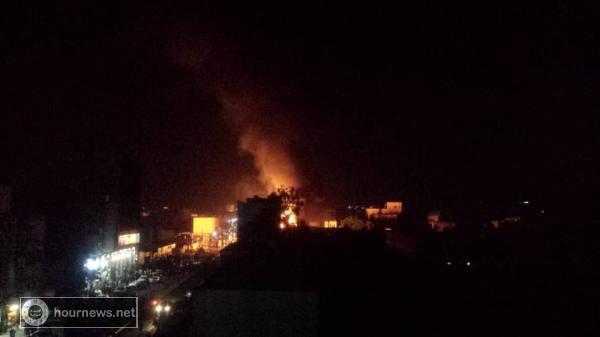 عــــــاجل: احتراق محطة نفطية الآن بجوار منزل الرئيس السابق صالح والنيران ترتفع عشرات الامتار في السماء بصنعاء