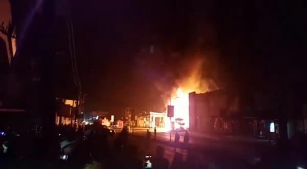 شاهد بالفيديو الحريق الذي يلتهم الآن محطة نفطية بجوار مركز سام مول التجاري