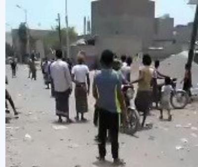 بالفيديو: مواطنون يتجمهرون في الحديدة امام مسلحين حوثيين داخل المدينة بسبب هذا الفعل!