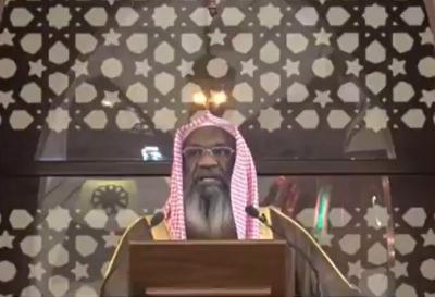 "الكلباني" يوقف خطبة الجمعة بسبب انشغال أحد المصلين بهاتفه