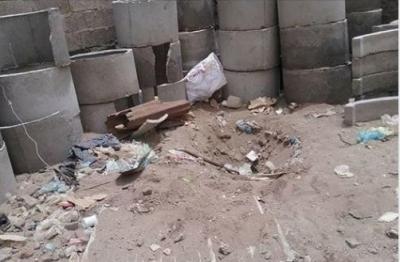 مسلحو الحوثي ينقلون مدفع من وسط أحد الأحياء السكنية بمدينة الحديدة إلى مكان اخطر منه