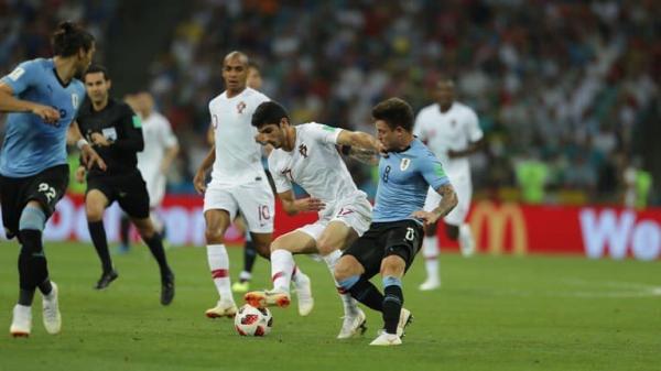 ثنائية كافاني تأهل الأوروجواي الى ربع نهائي كأس العالم.
